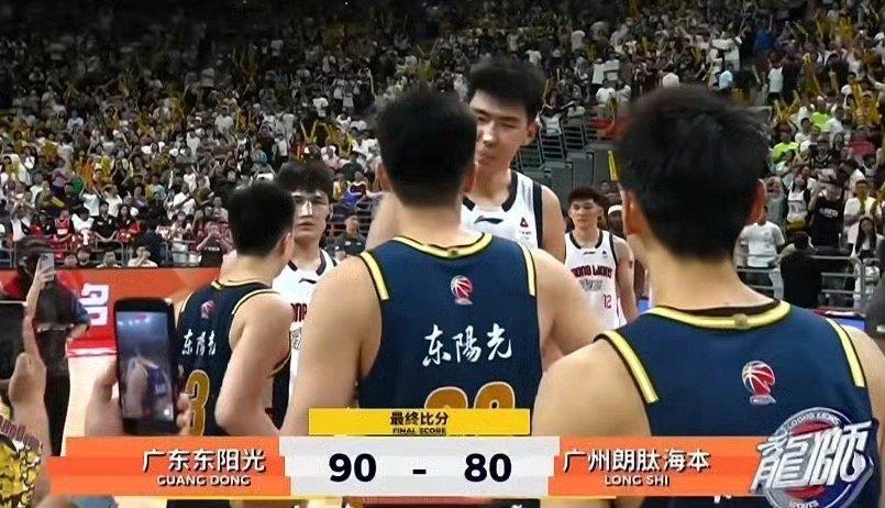广东宏远90-80逆转龙狮晋级八强！连续31年从未缺席季后赛八强，老牌强队底蕴尽