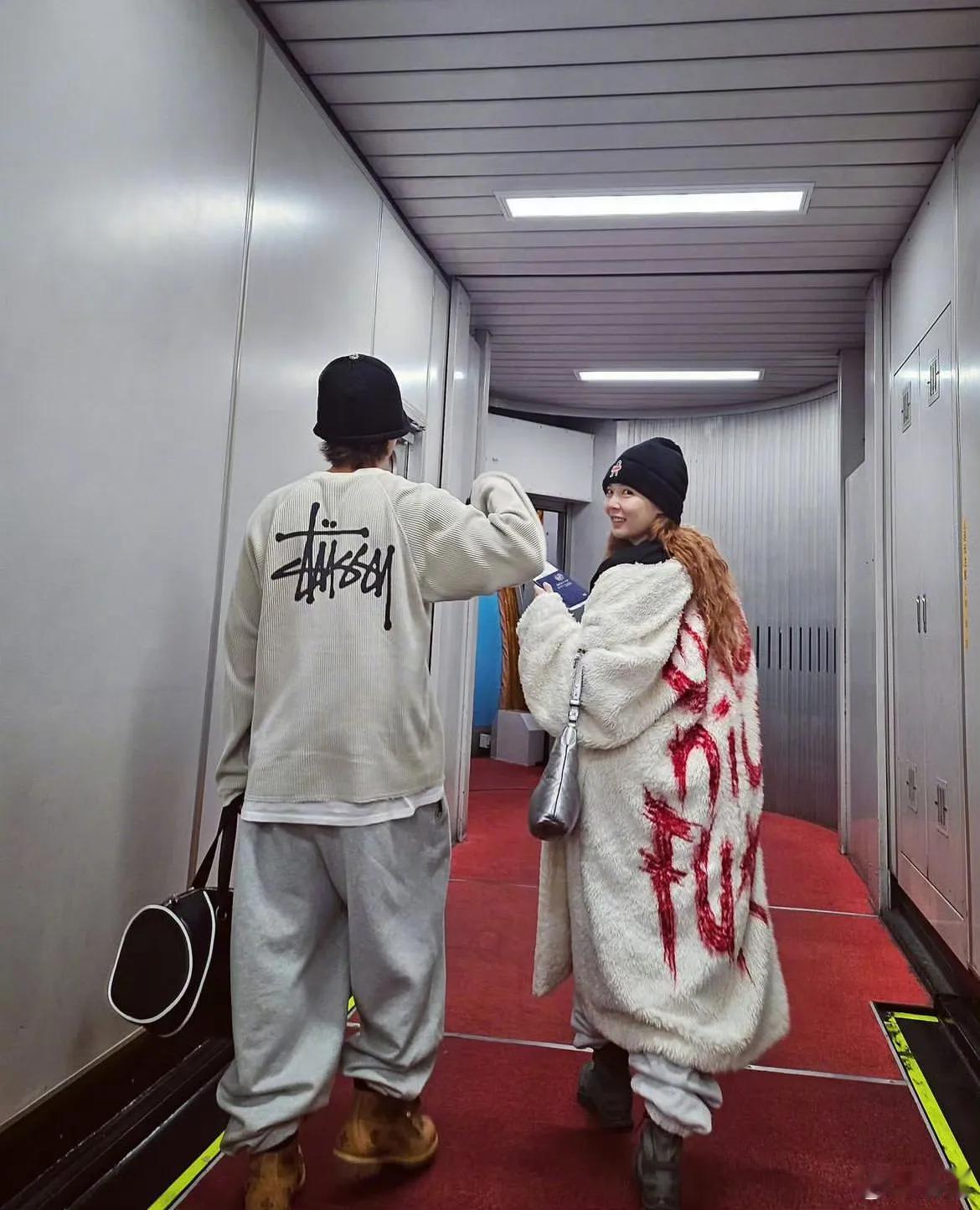 泫雅ins更新了好多蜜月旅行的照片，幸福新婚夫妇[收到]
#泫雅龙俊亨蜜月旅行照