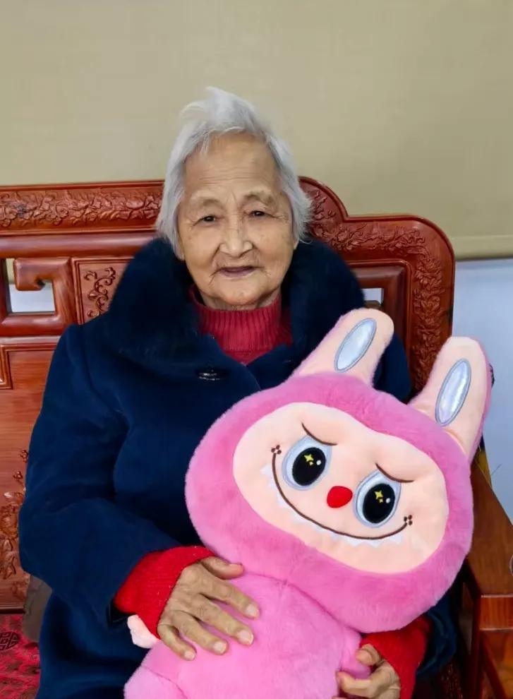 五十岁不练，六十岁扶墙。
肌肉不是越老越厚，是越老越掉。
一天不动，三天没劲。