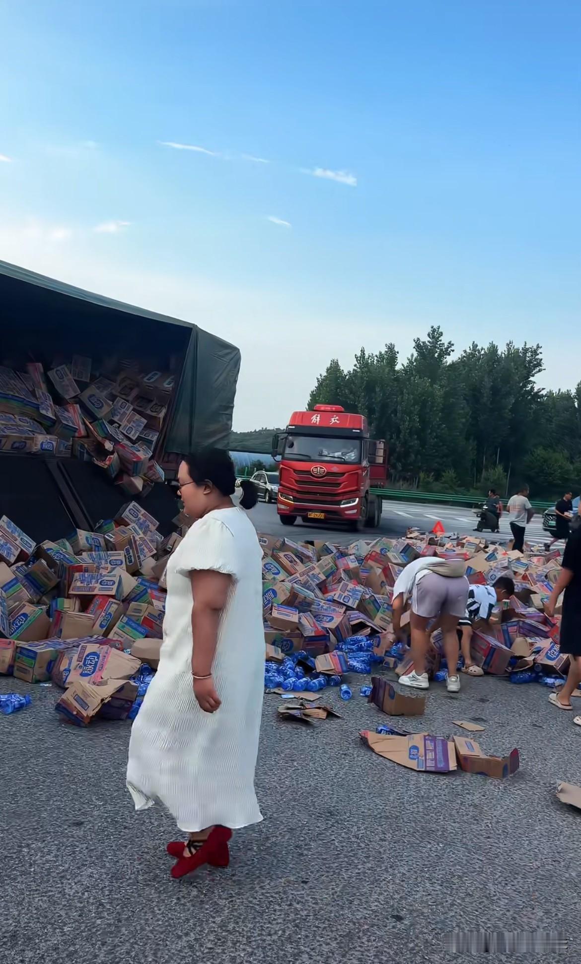 强烈要求老板每人送一件！
货不是司机的，不然原地便宜卖了也省力气了！车太沉了，加