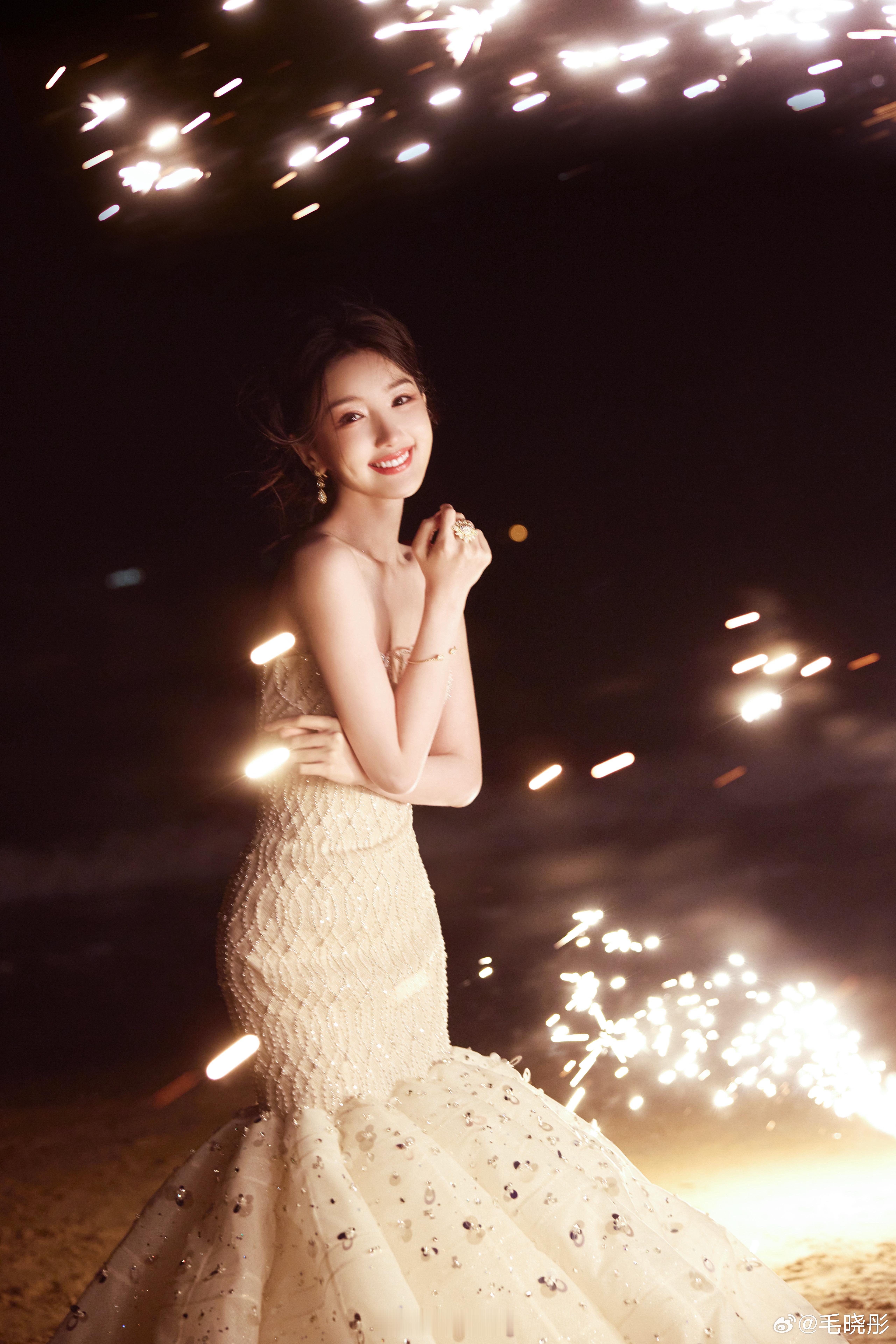 来看今天星光大赏漂亮女明星们的出图，美得各有千秋毛晓彤 烟花女神陈都灵 冰雪女王