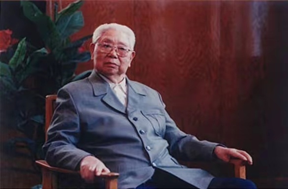 我驻南联盟使馆被炸新闻联播画面1999年，当85岁的陈锡联将军在新闻中听到北约轰