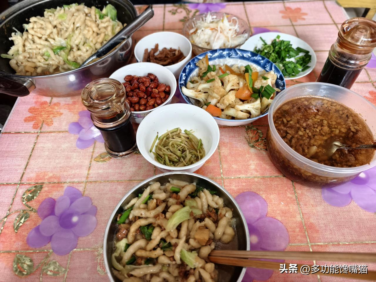 秋日生活打卡季 山西偏关人喜欢吃面，更喜欢为了吃面找个理由，比如阴雨天适合吃面，