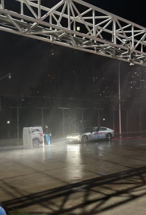 雨天和夜间开车，风险本来就会加倍。
而当这两种情况叠加，又在高速上碰到一辆突然“