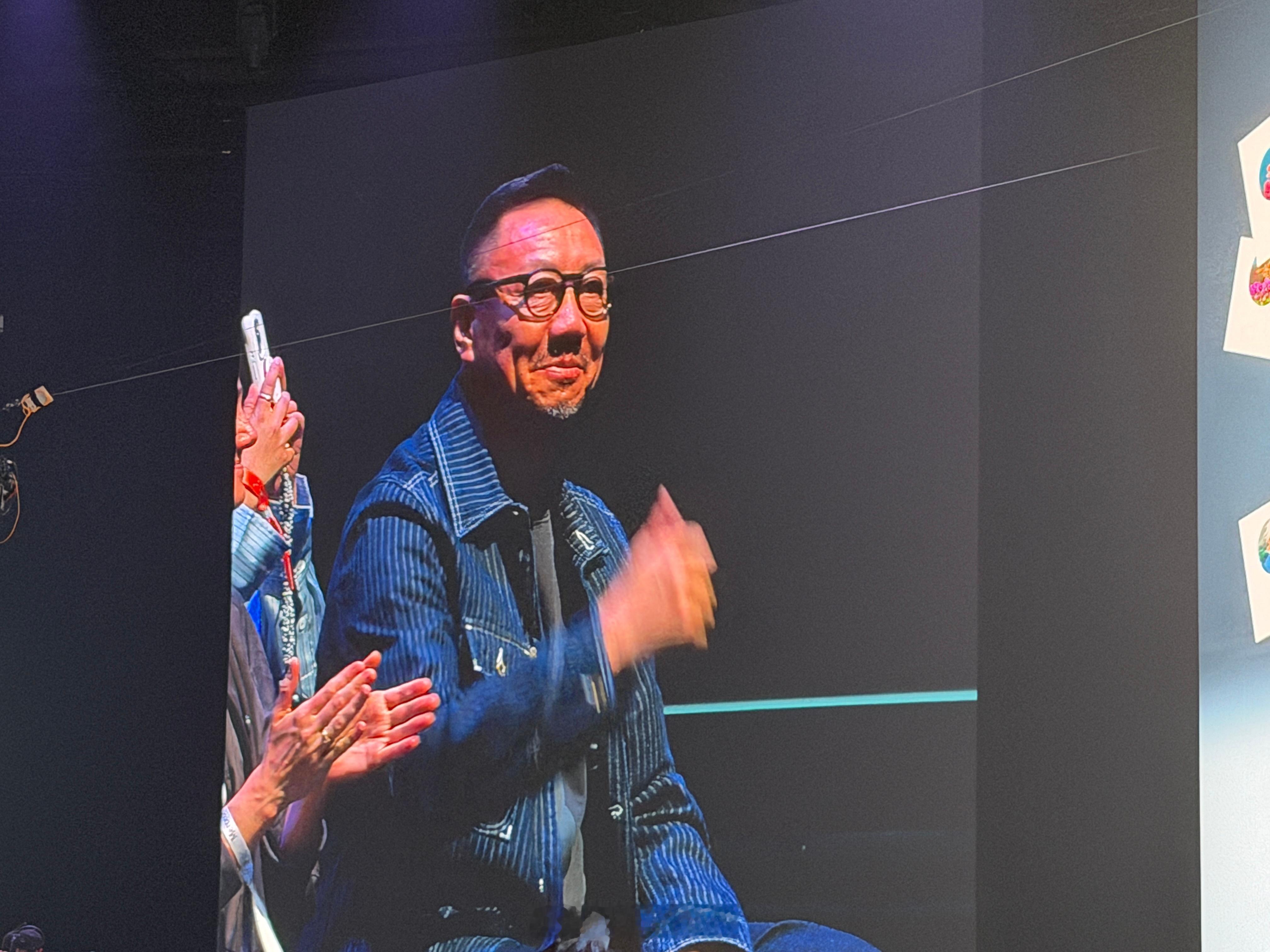 之前在车流里救猫那个视频大家还记得吗全网都在喊“活该他开C63”今天奔驰也把大哥