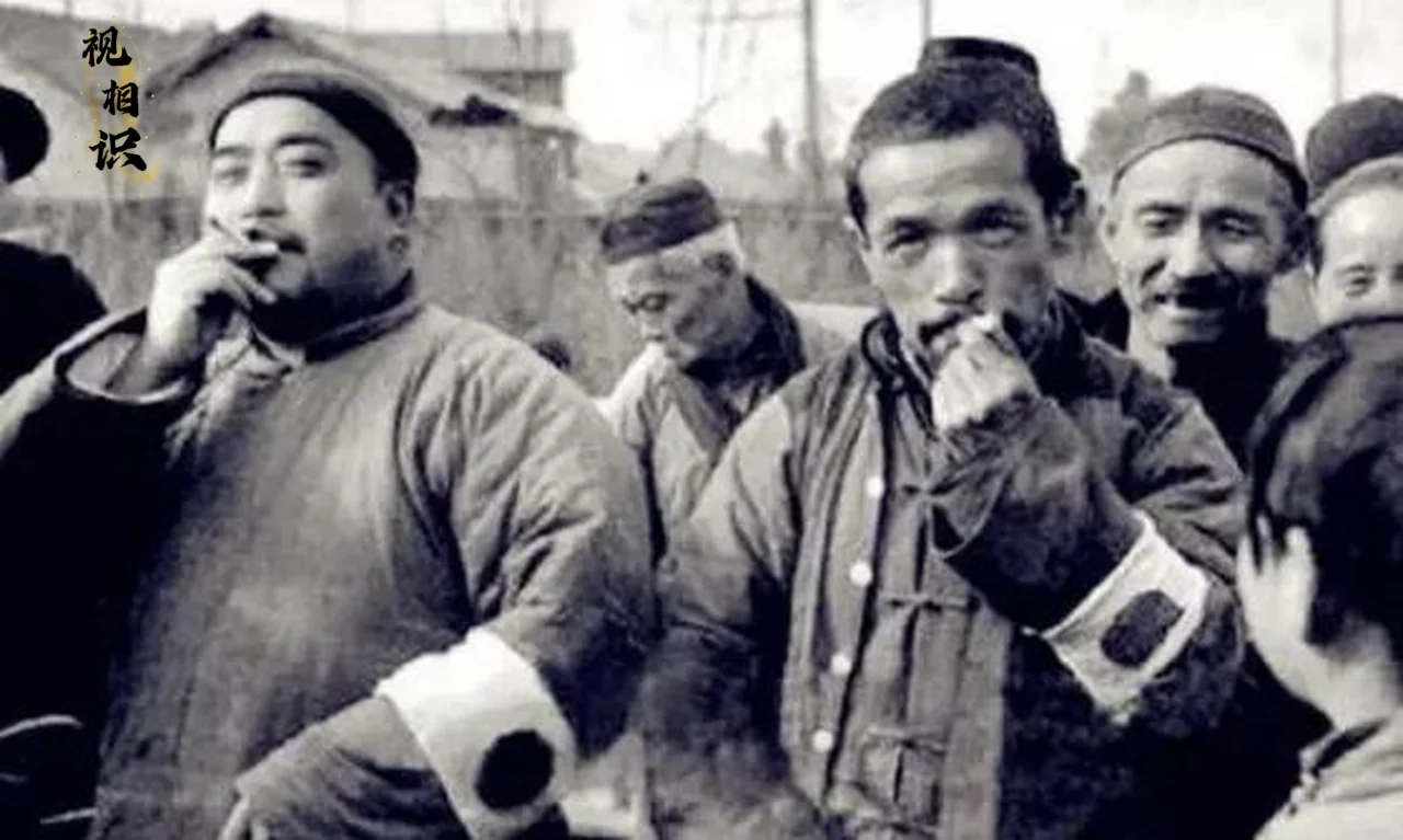 1940年，天津恶霸袁文会的照片，画面中他戴着瓜皮帽，嘴巴叼着烟，一副趾高气昂的...