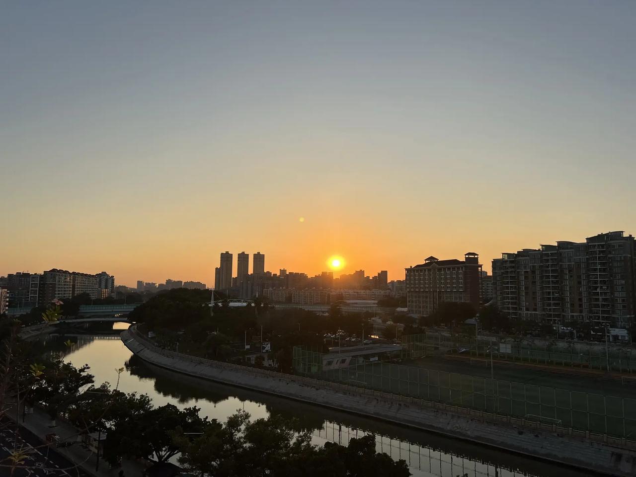 我在人间贩卖黄昏2025/12/18 小白 城市 三线城市 东海岸 摄影