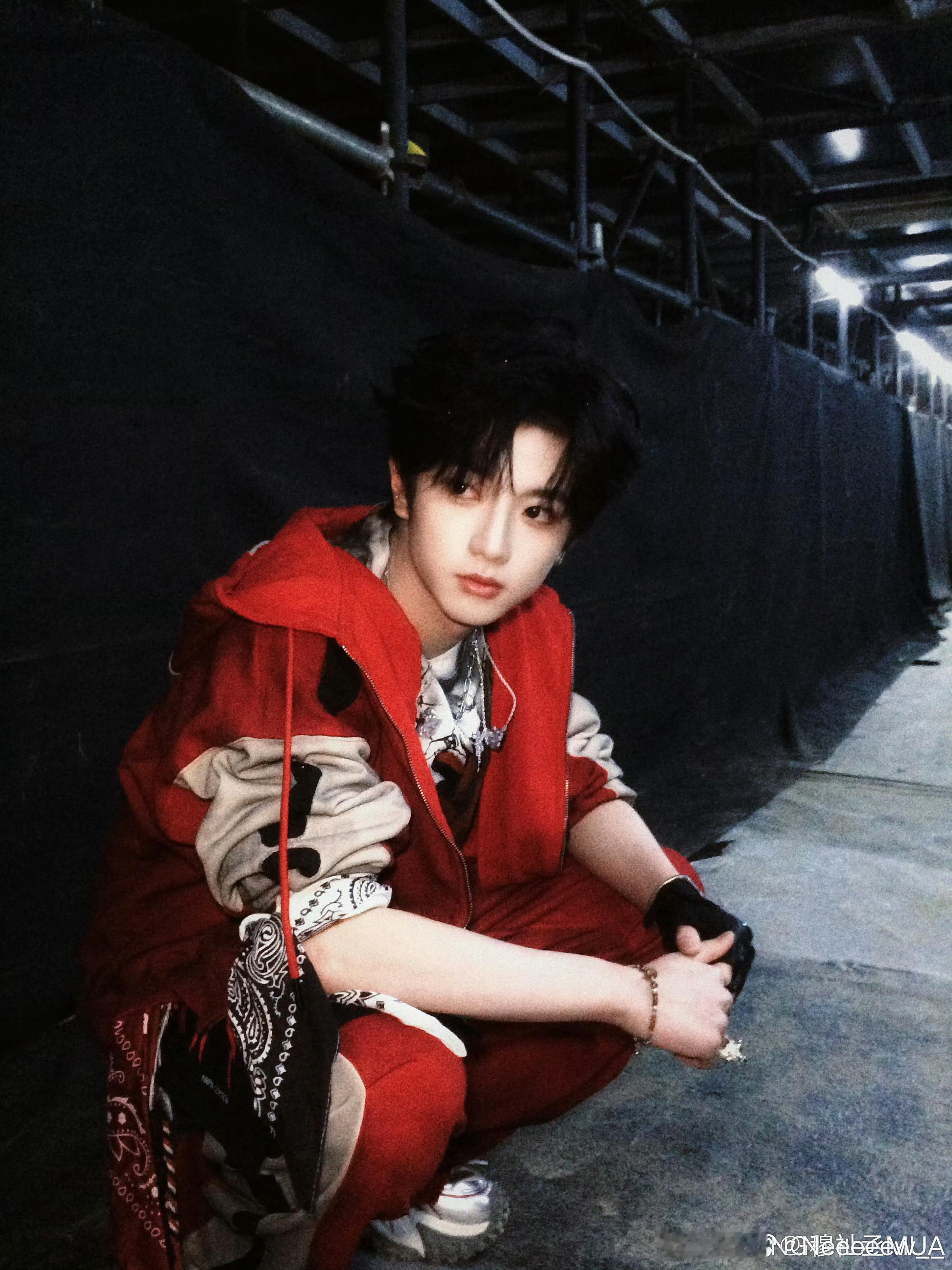 🍊 “星星在夜晚散落，太阳渐渐聚集橘黄，斜阳落在你身 黛眉满是温柔.”