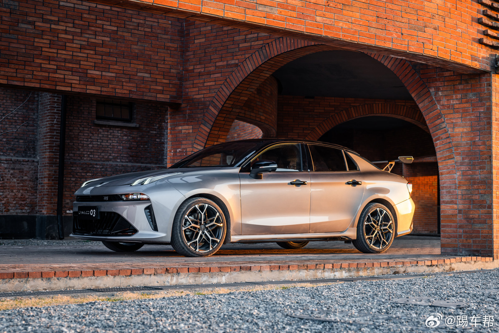 这届年轻人选车都看中什么 3月5日，第三代领克03大尾翼版正式上市，新版型搭载三