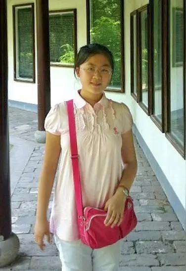 2013年，她勇夺辽宁省文科状元，随后被香港大学录取，并获得香港大学全额奖学金，