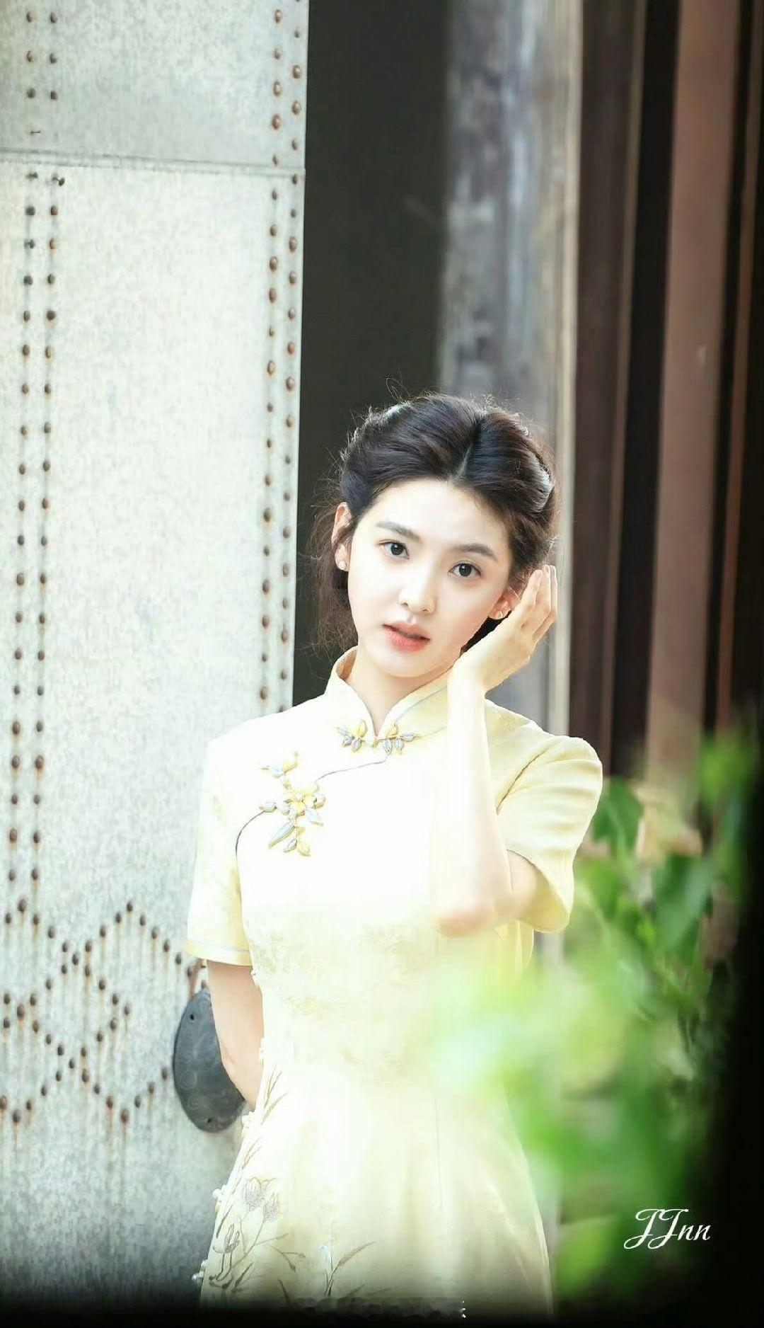 章若楠穿旗袍好有韵味  章若楠鹅黄色玉兰刺绣旗袍 ，被章若楠旗袍造型美晕了！ 章