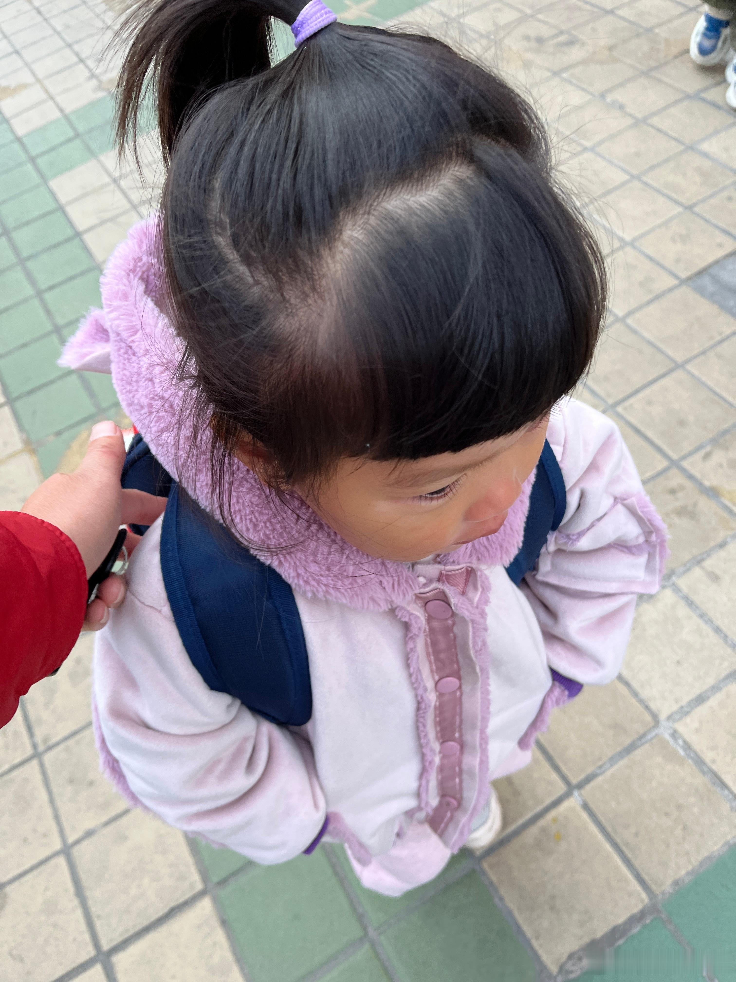 破案了，原来她说的高飞鞋是高跟鞋，看到隔壁邻居的高跟鞋放在架子上，她说妈妈，你过