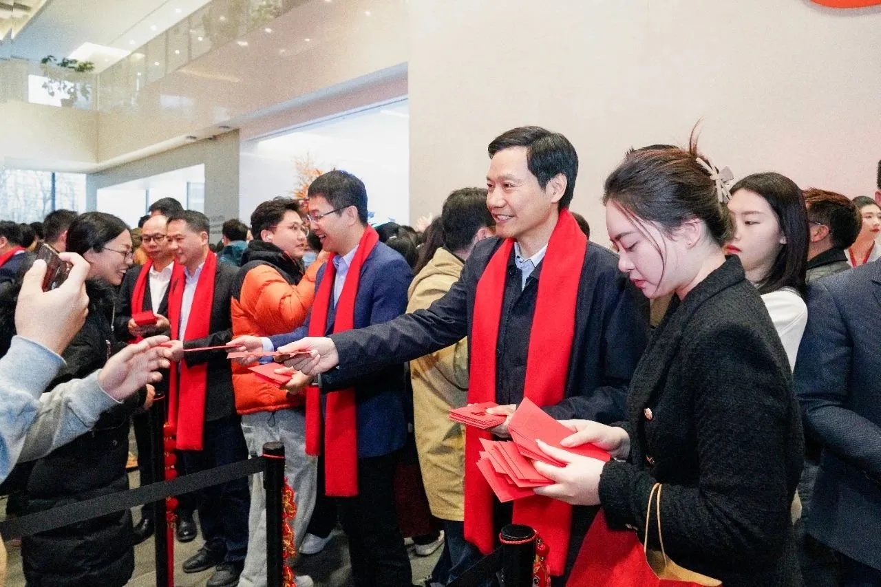 龙年开工第一天，雷军携卢伟冰等一众高管给小米同学发红包，同时也带来了几个重磅消息