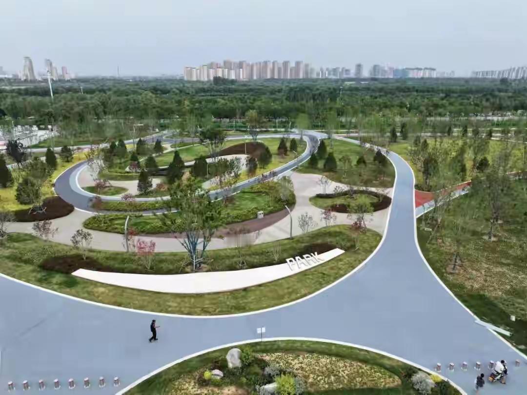 咸阳细柳仓公园今日开园。
细柳仓公园位于咸阳高新区河堤路以北，渭河高新大桥北侧，
