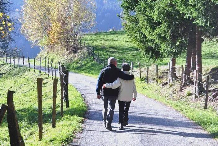 人生在世，失去亲人的痛苦如影随形。
我同事的母亲上午在医院离世，他接到消息时该多