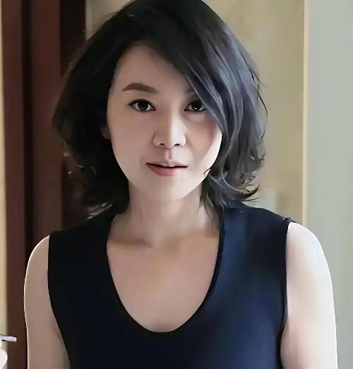 说闫妮是个“活宝”恰如其分，只要她出现在那里，那里就有欢声笑语，那里就掌声不断。