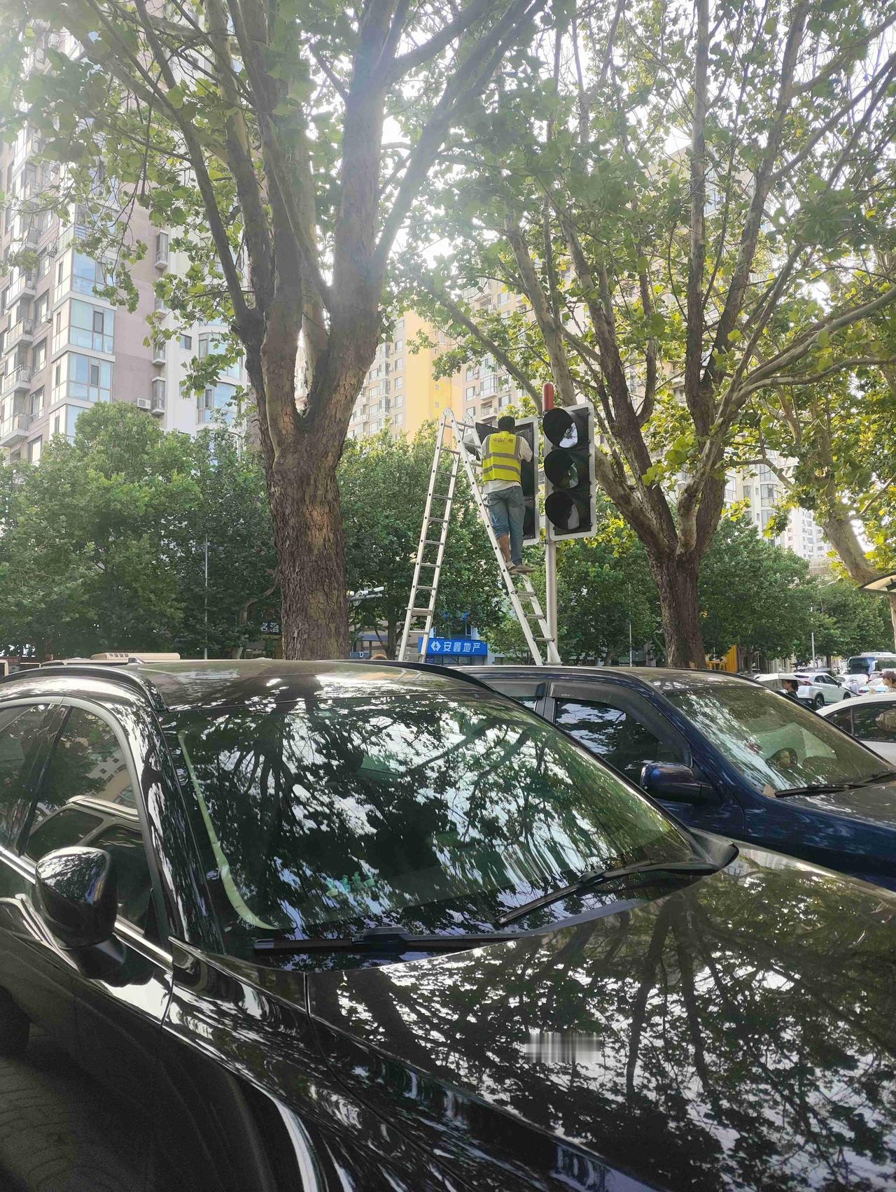 我的今日状态：😭伤心难过
我这里的天气：🌤️多云
     大热天出门透透气
