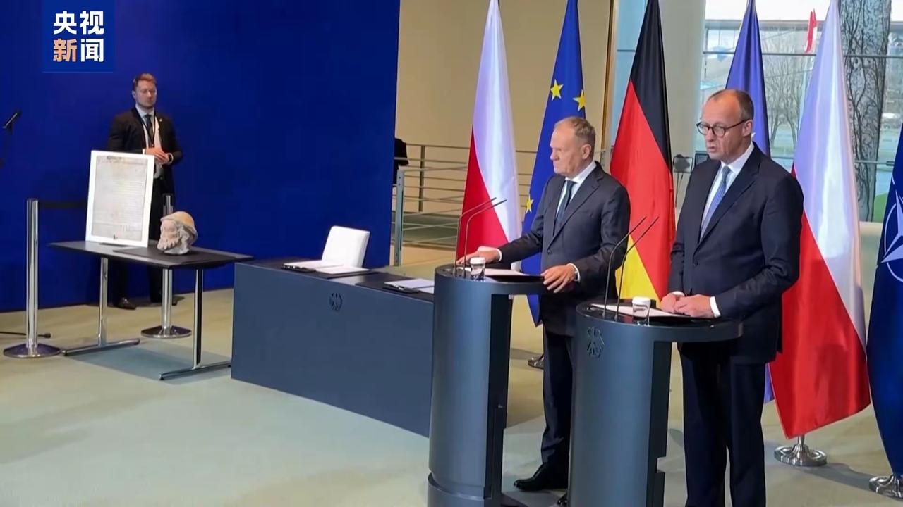 德日历史态度反差：正视罪责与篡改历史的鲜明分野。
 
同样是二战战败国，德国总统