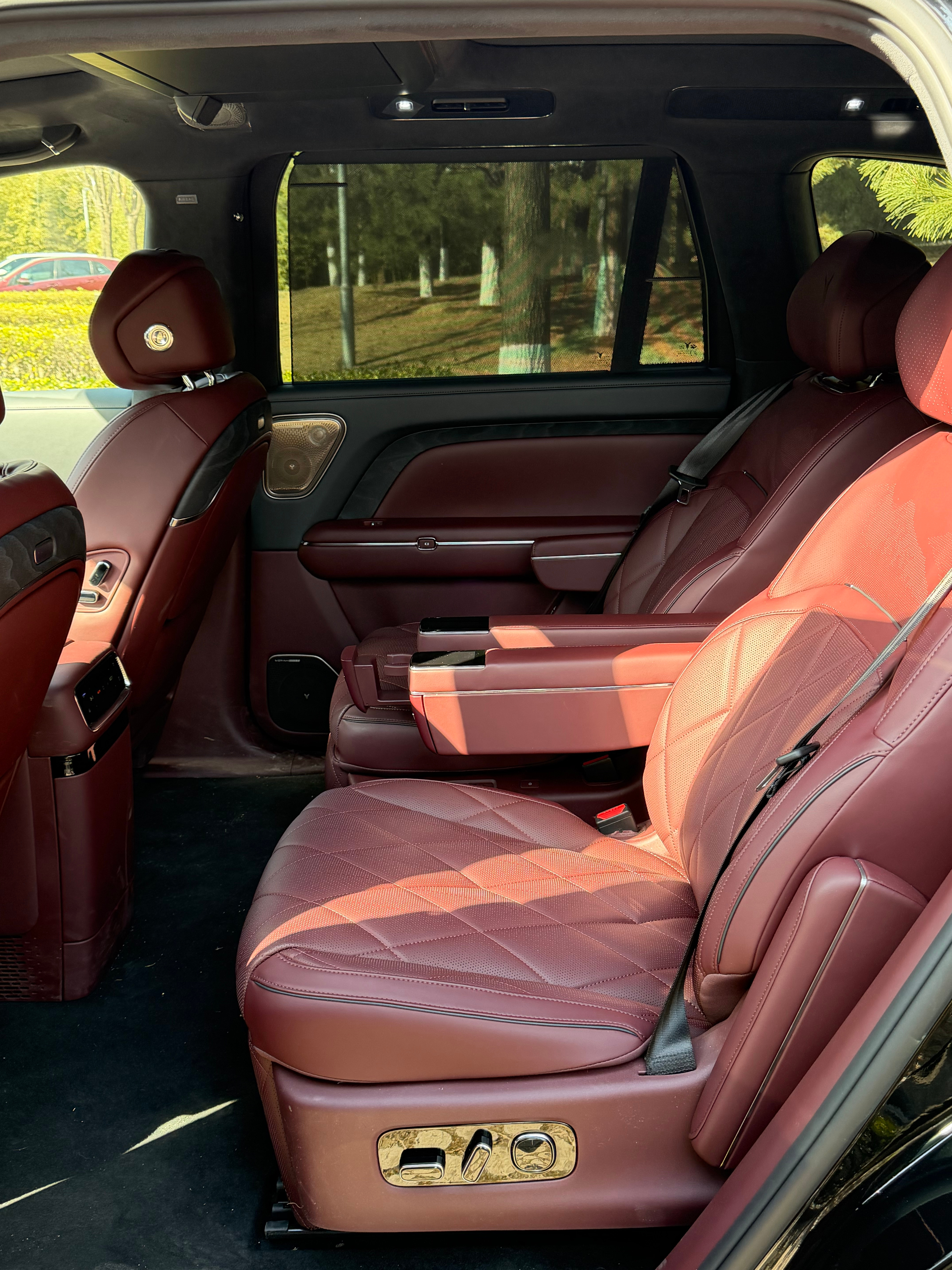 春节期间一直在开岚图泰山，趁着在飞机上的时间聊聊这台车一周的使用感受。出发点其实