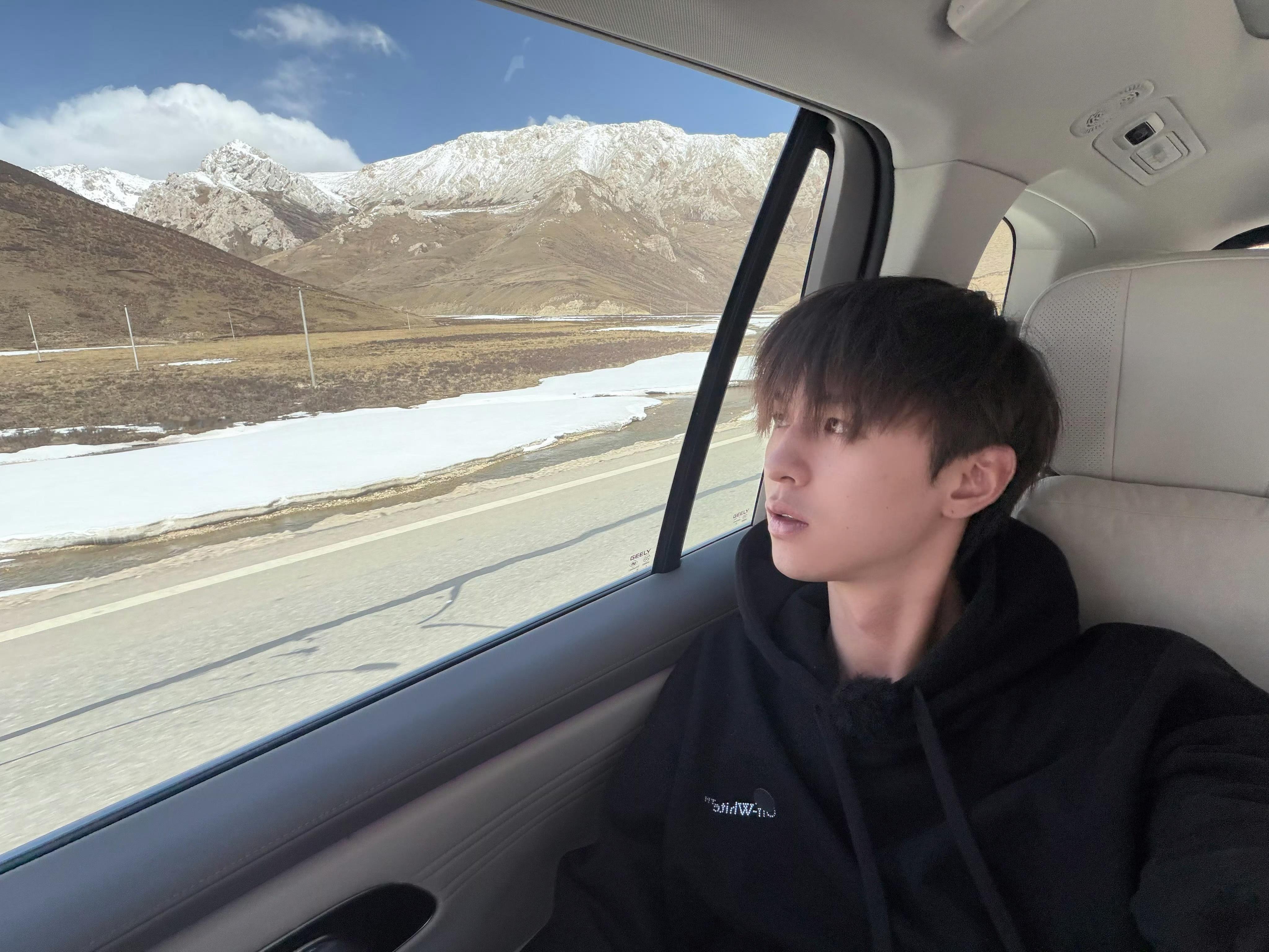 何浩楠182的身高125的体重 瘦而不柴，温柔有礼！何浩楠182/125斤身材超