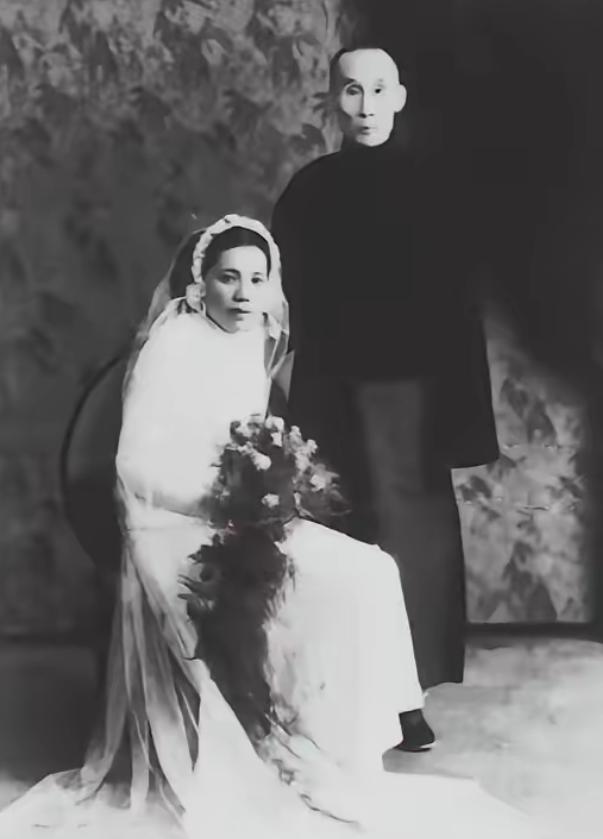 1932年，19岁学霸校花张晓芳，在母亲的强制下，嫁给52岁已婚富豪。她强忍泪水