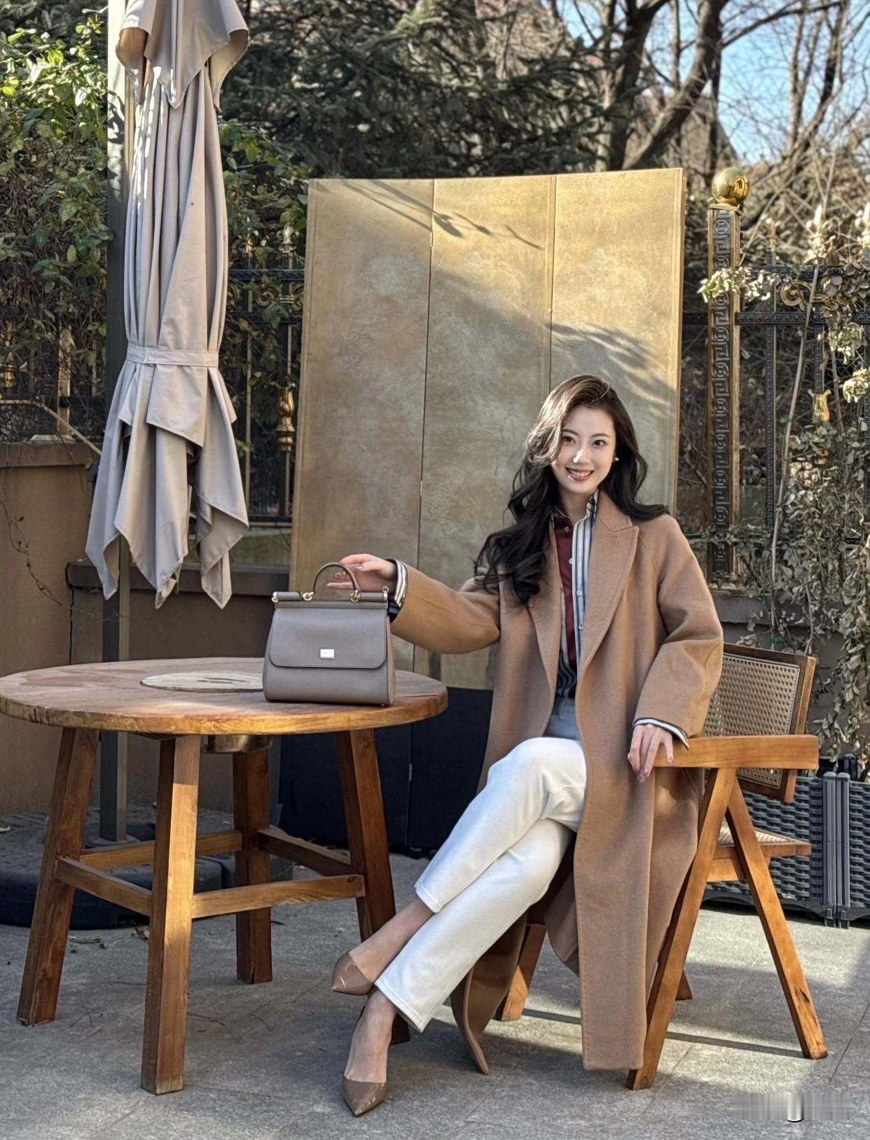 女生第一次穿职业装是什么体验会开始考虑搭配什么样的鞋子和包包才合适。