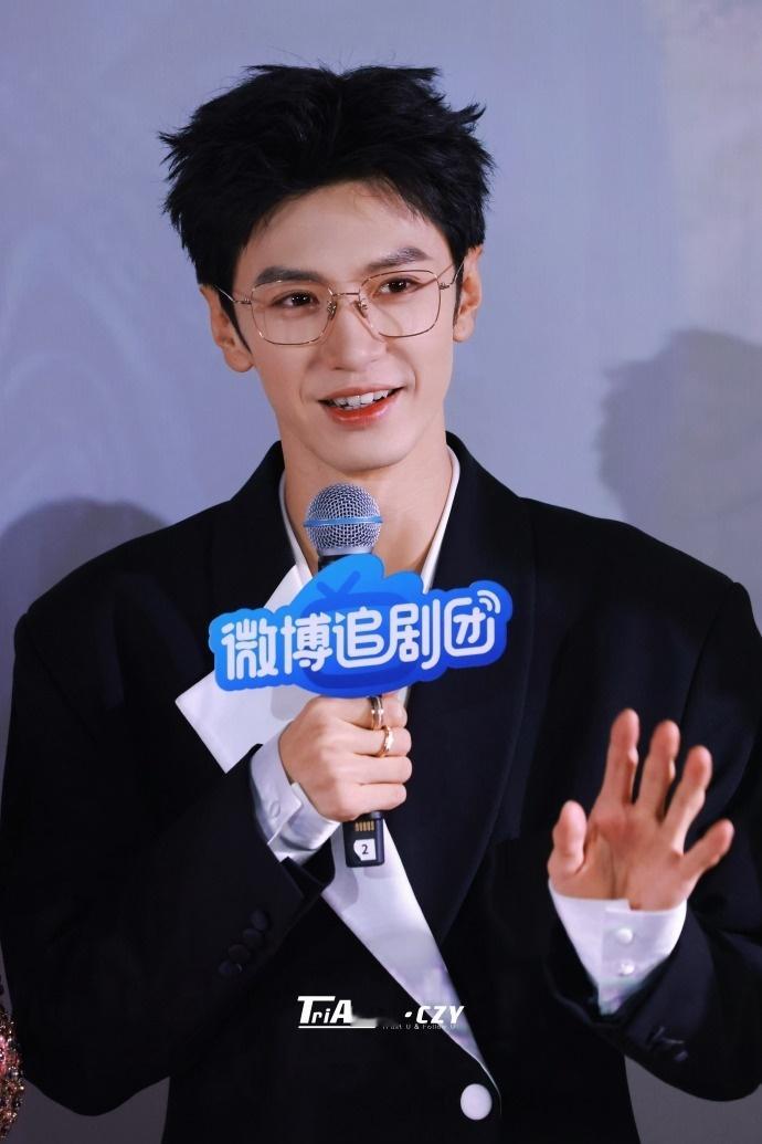 陈哲远送伴手礼都这么有节目 哈哈哈哈，今天追剧团最大的欢乐源泉就是陈哲远！他送的