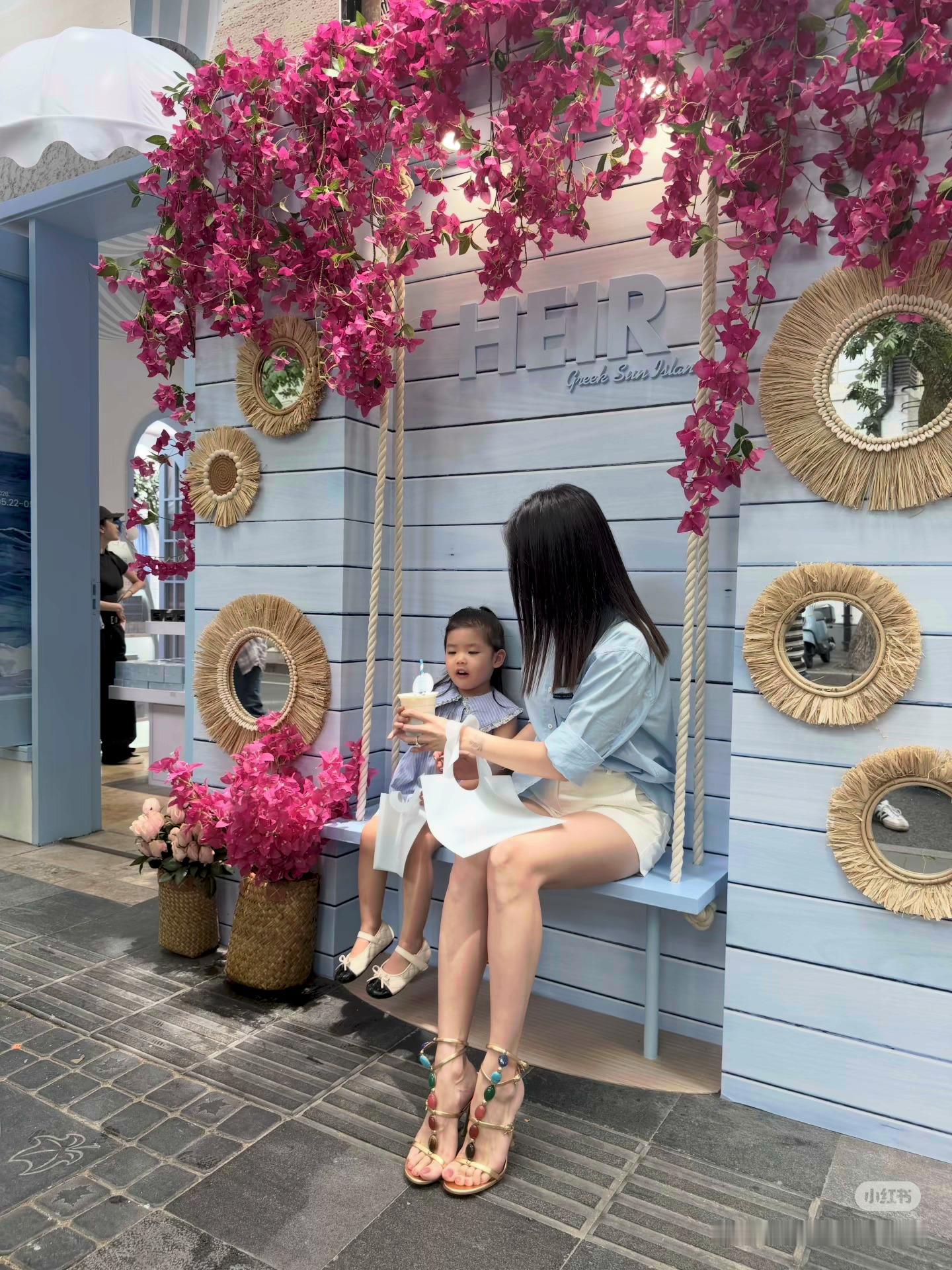 程晓玥生完二胎的状态，带女儿出来街拍了，儿女双全程晓玥带女儿出来街拍程晓玥生完二
