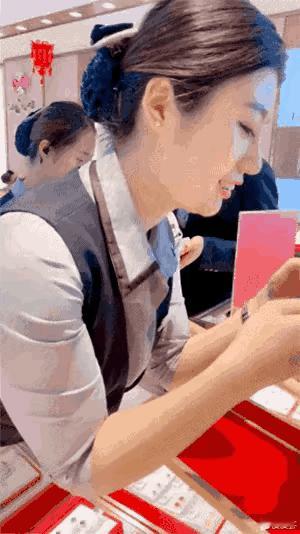 有一些人并不是会不会聊天的问题，他就算是一句话不说，也照样让人讨厌。