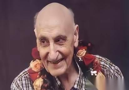 这事儿放今天你敢信？一个法国贵族，把巴黎的房子都给抵押了，就为了凑钱，送70多个