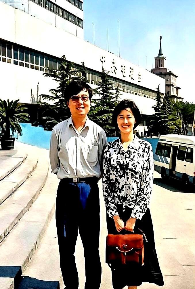 评论区里铺天盖地都在打听她是谁。

一张71岁前女主播的今昔对比照，一下子炸出了