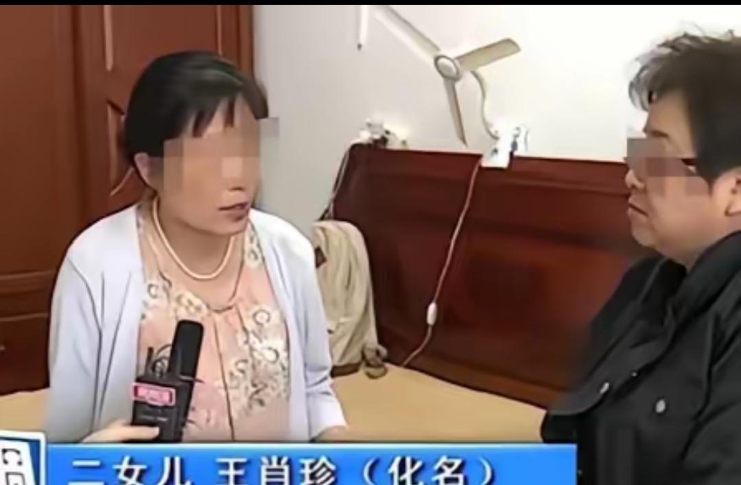 断臂男子独自赡养父母20年，为还外债卖掉老房子，谁知母亲偷偷给国外的3个儿女打电