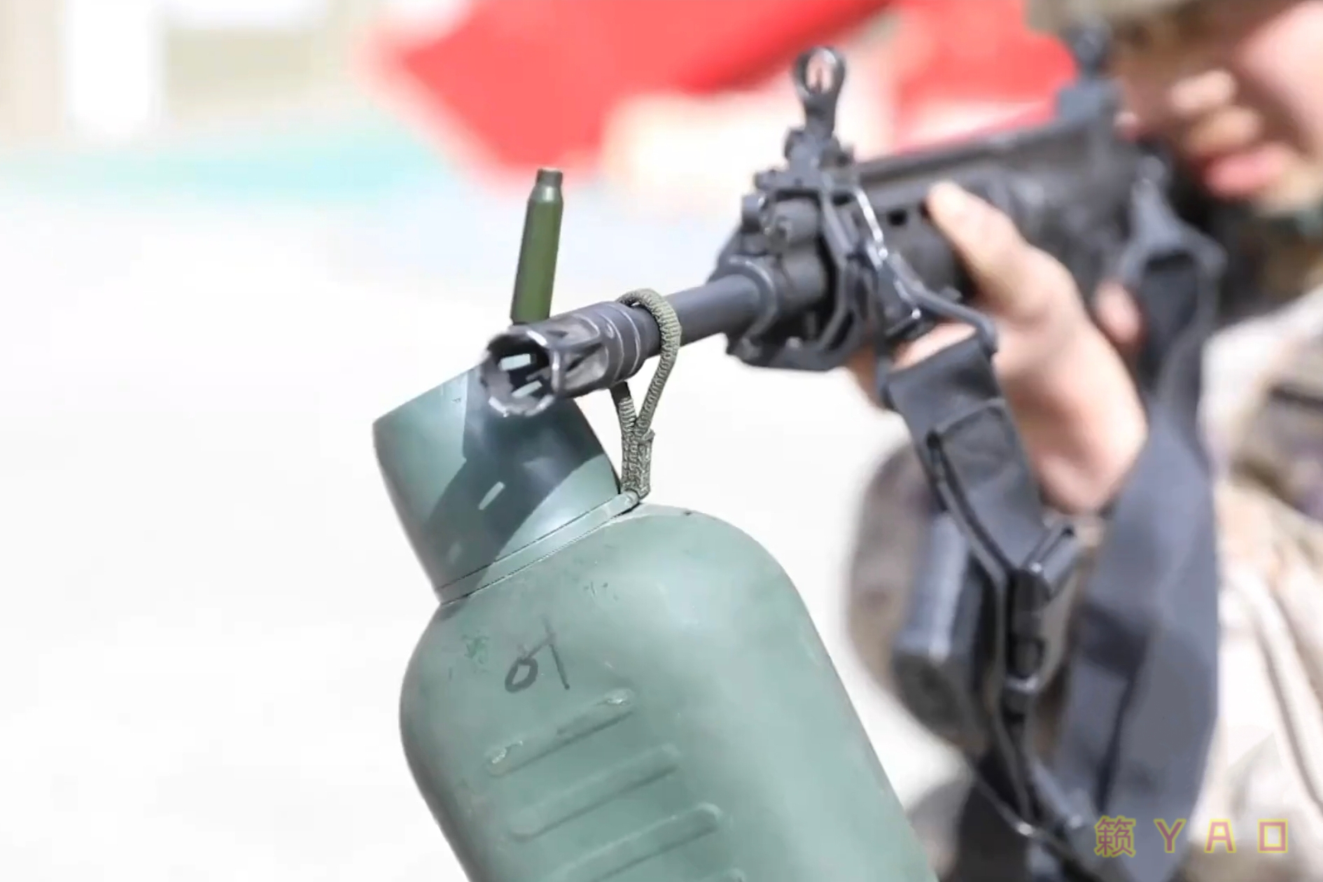 土陆的挂管操作虽迟但到，老班长也是这么一茬一茬带教的，以至于水壶还有了个外号“据