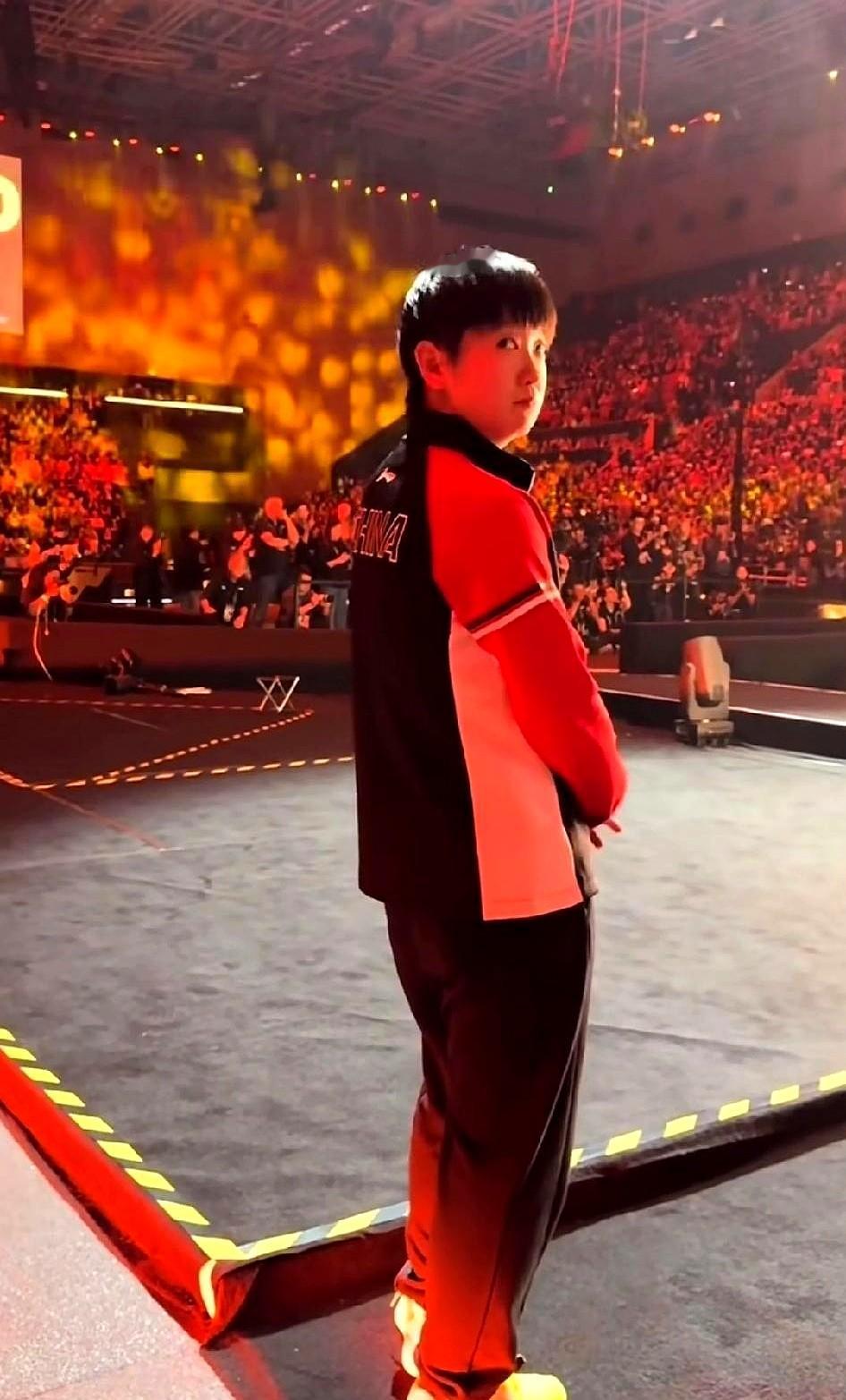 现在爱莎莎的粉丝，都变挂了，

北京大满贯她拿亚军那次，站在前面表情淡然，观众席