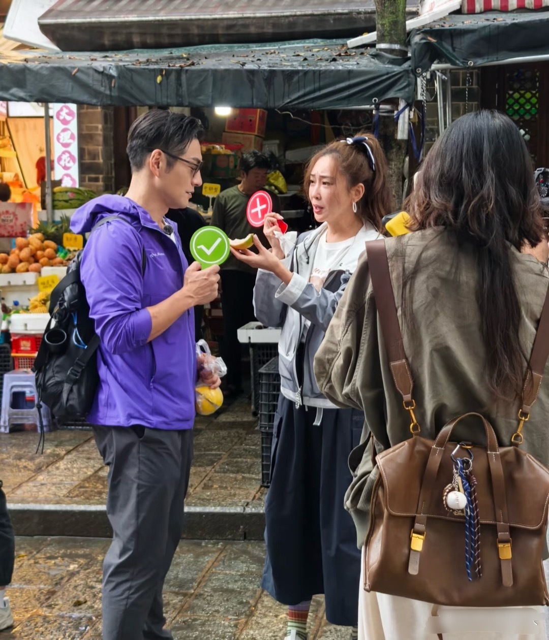 严屹宽和老婆杜若溪现身大理古城旅游，47岁的他完全没有沧桑大叔感，还是当年古装男
