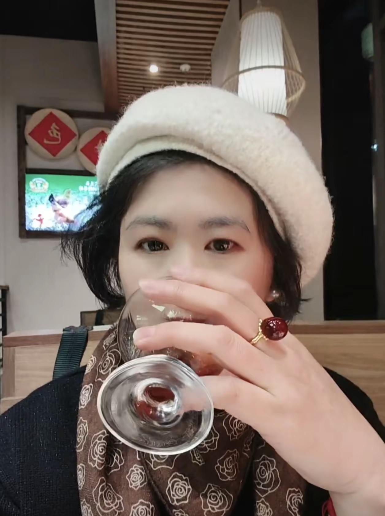 浅酌一杯，敬不言不语的坚持，庆幸自己从未停步。浅酌一杯敬自己 生活需要松弛感