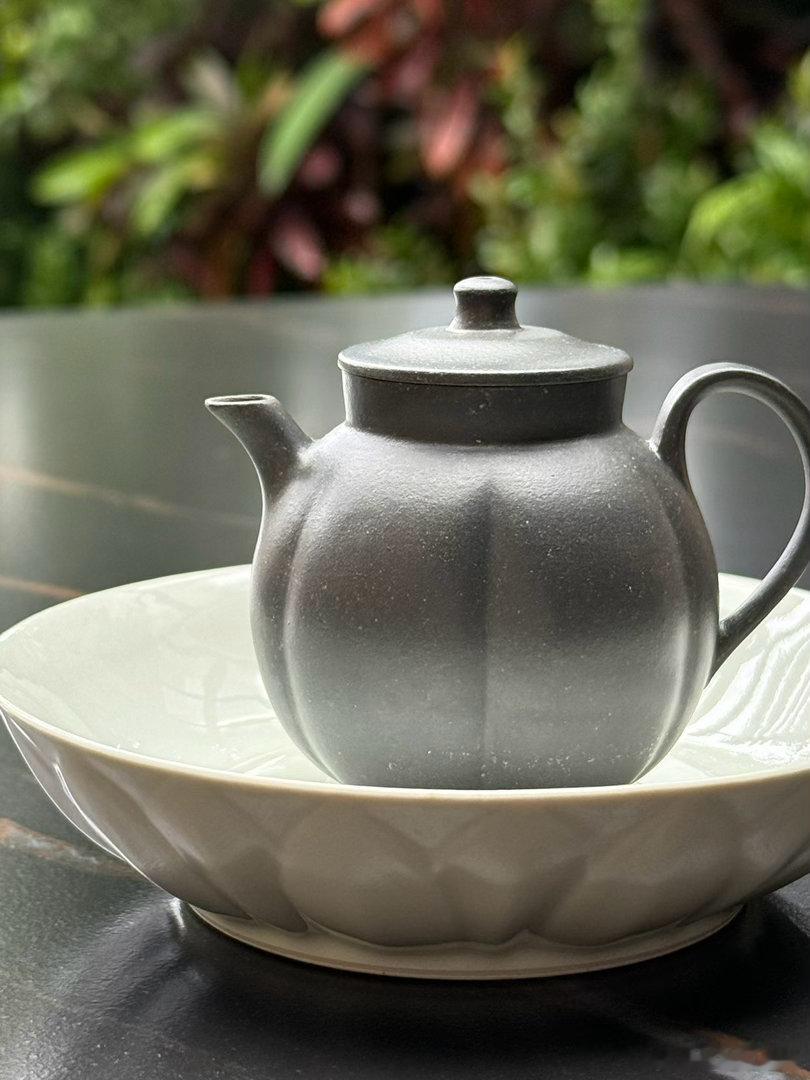 什么样的茶适合进行市场炒作？产量大，原料成本低，口感香甜适口，绝大部分茶客喜欢喝