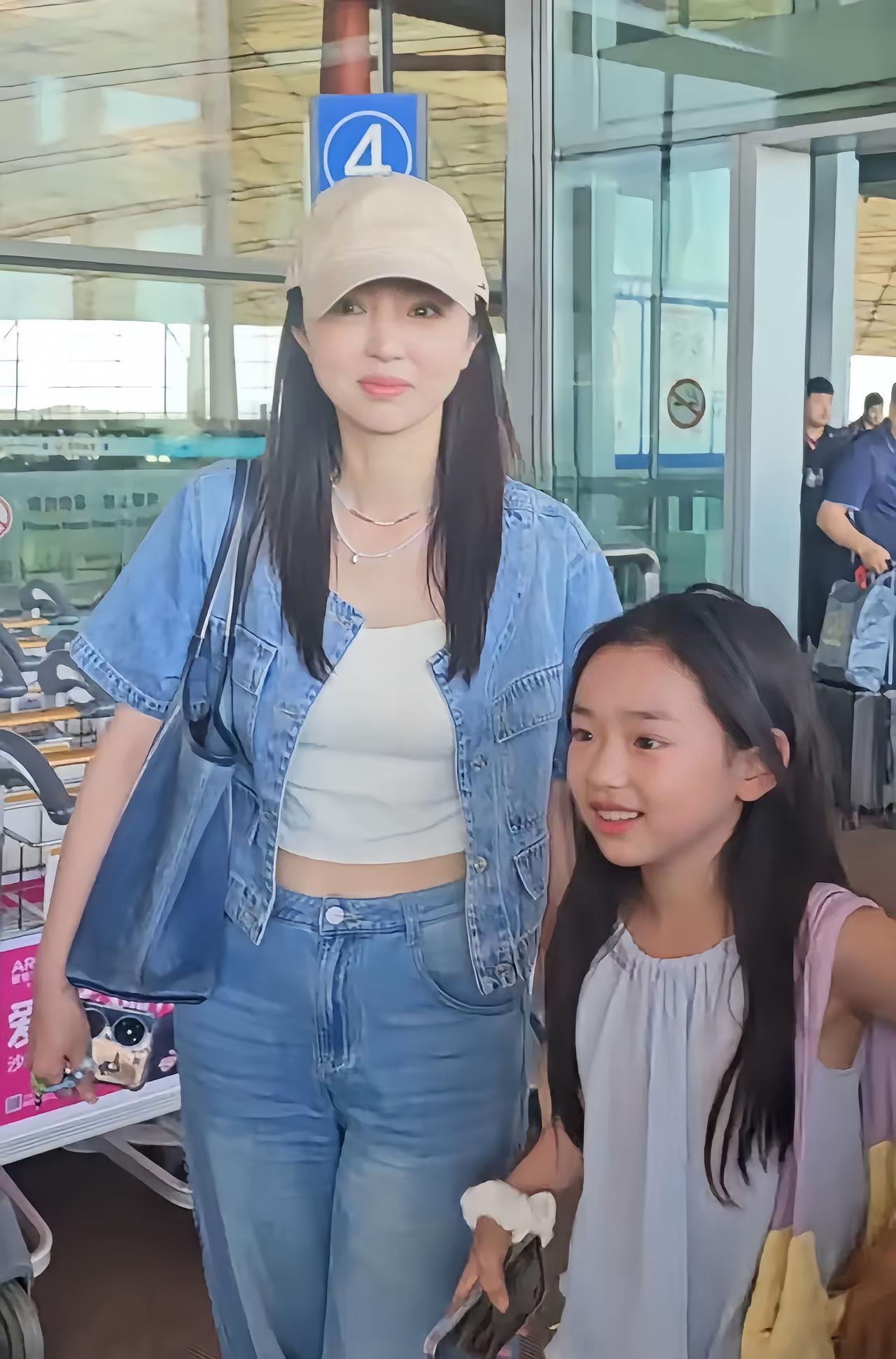 董璇的9岁女儿，和她长得好像，特别漂亮可爱，而且还很乖巧懂事，好羡慕董璇啊。女明