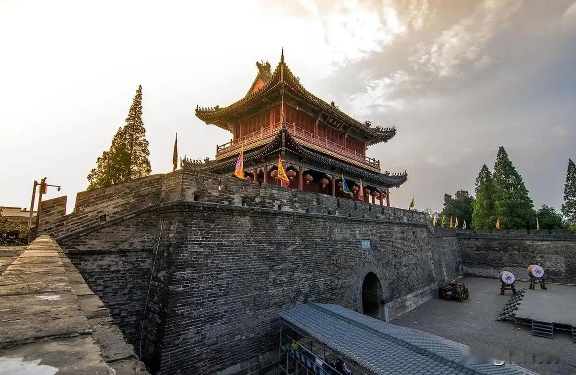 这两年湖北荆州文旅火得一塌糊涂。2025年接待游客超1亿人次，旅游综合收入780