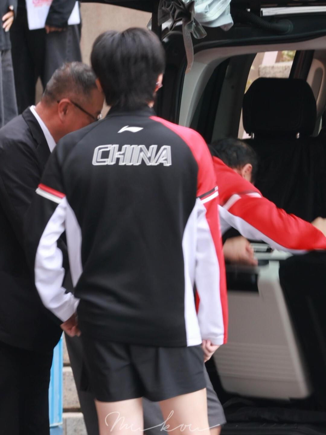 王楚钦下班了，比莎莎下班早，先休息去了，周六愉快，这一次下班真早！
头哥这身板真