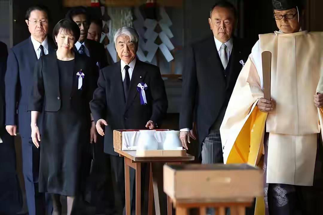 把靖国神社称为“战犯神社”，这波操作太绝了！以前叫“靖国神社”，我们批判时还得费