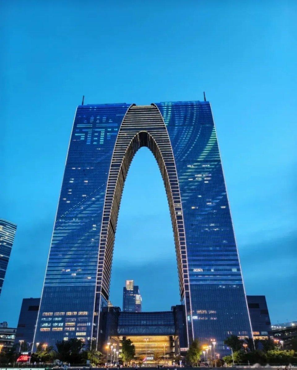 苏州市A股上市公司市值十强1.东山精密目前每股211.39元，总市值3871.8