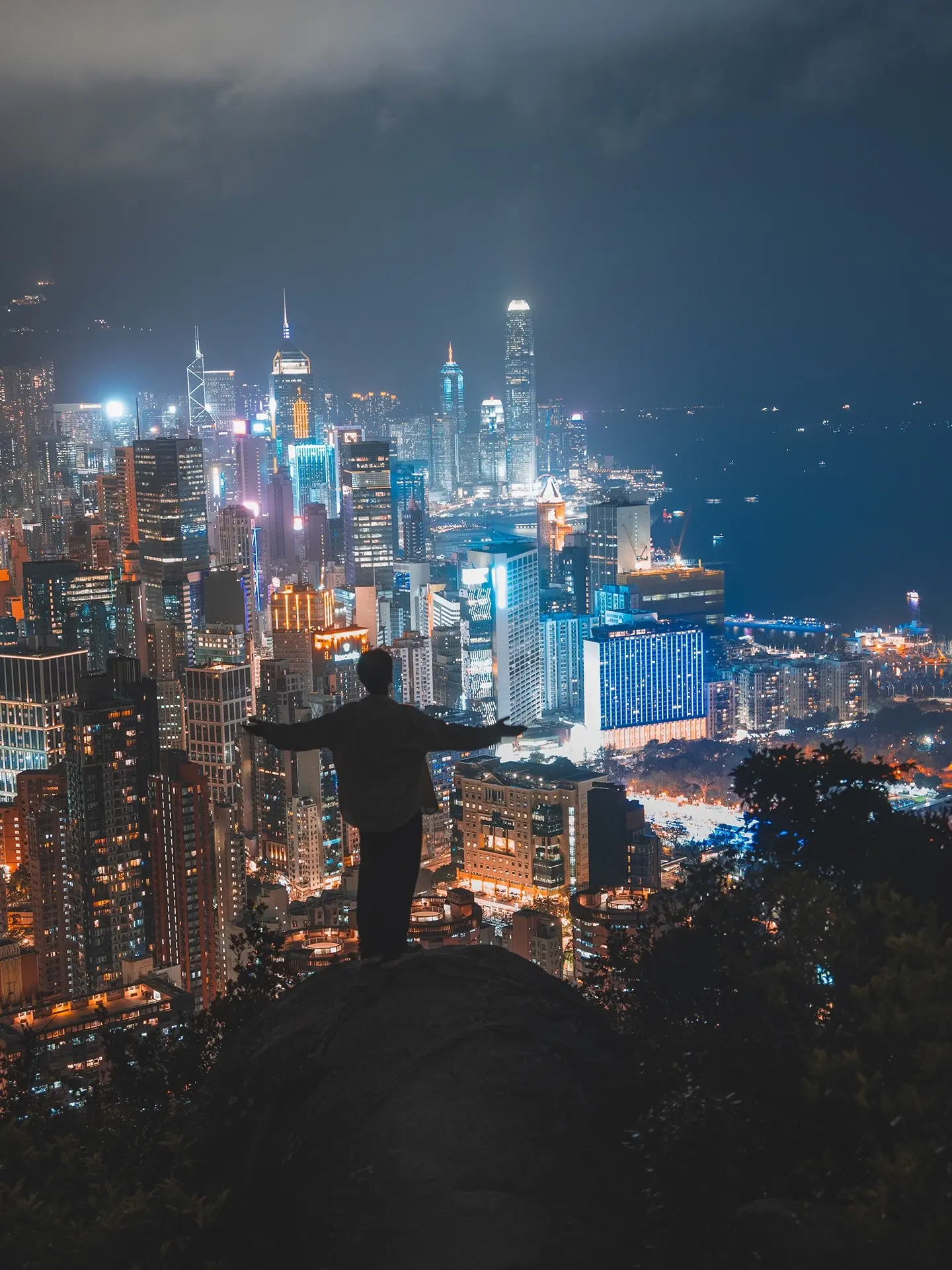 不愧是“香港🇭🇰绝美夜景”免费打卡地。相比太平山的夜景这里更加出片
人少且景美还免费徒步拍照都🉑 
📍香港宝马山半山腰
🔍宝马山公交站台
🚌新巴/九巴23B/25A路/85A都可以到达 
𝙋𝙡𝙖𝙮 𝙨𝙩𝙧𝙖𝙩𝙚𝙜𝙮游玩攻略
①【位置】下车的地方就是圣贞德中学面对学校左边有一条小路顺着路（不要走小路）一直走看到路牌宝马山和渣甸山后往渣甸山走
②【分叉】再往前面走大概6分钟会看到分叉路口不要犹豫直接去左边的机位也是最出片的机位在半山腰
③【注意】顺着路走大概5分钟看到第一个黄土坡不要上再走2分钟看到一个坡就是这里爬上去就到
④一定要带上长焦才能拍到这行城市🏙️夜景的压缩感（晚上去光线比较暗可以带上手电照路） 
注意⚠️
①徒步30分钟左右一定要穿好走的鞋
②带好干粮和水还有驱蚊水！
③最好结伴前行晚上听说有🐗野猪
