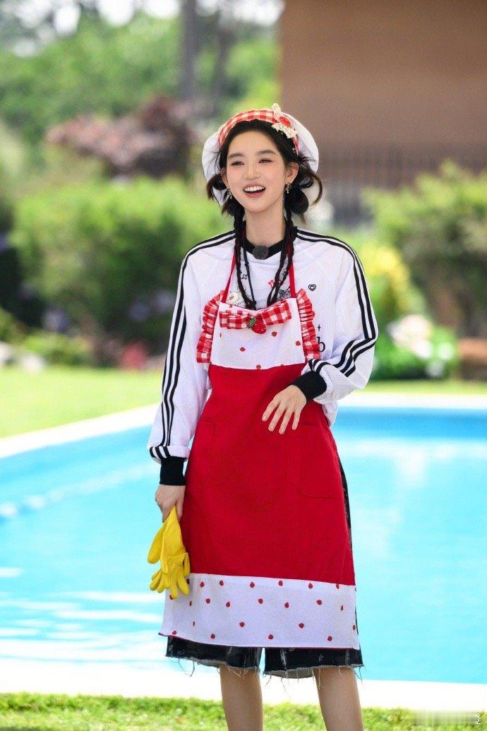 王玉雯元气小厨娘王玉雯化身元气小厨娘，围裙一裹，瞬间从现实跳进《胡闹厨房》！做饭