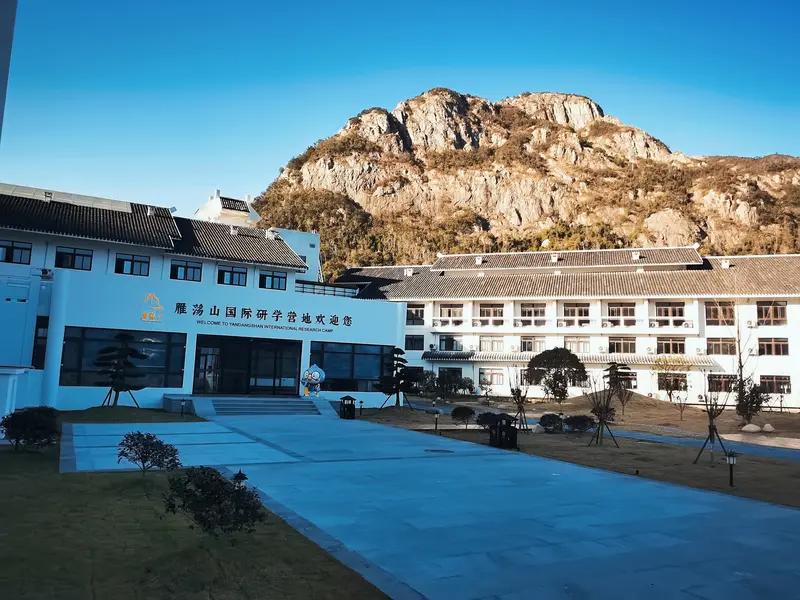 曾经的人气王岩山科技，这下是真的栽了。

2026年开盘那会儿，它可是榜单前排的