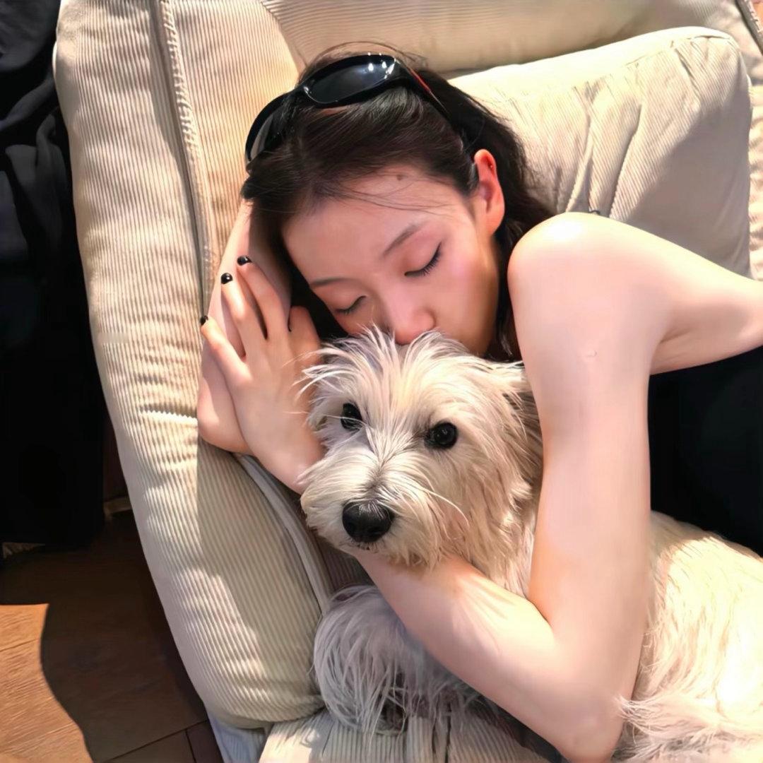 我爱了一个很烂的人 他做了很多对不起我的事 他抵挡不住外面的诱惑 又装作舍不得我
