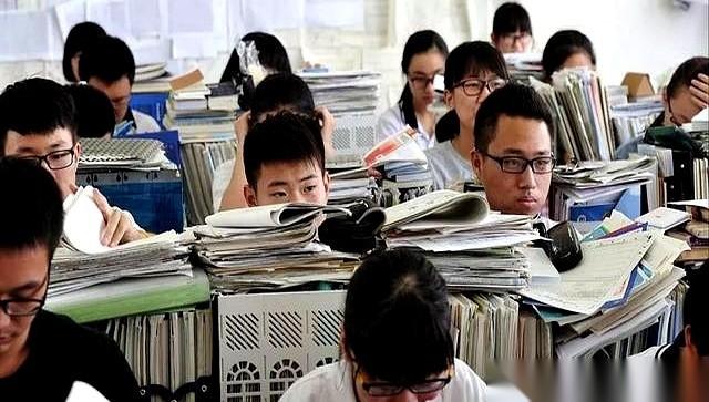 教育部一纸文件，直接给全国中小学的“试卷经济”判了死刑。
2026年起，所有学校