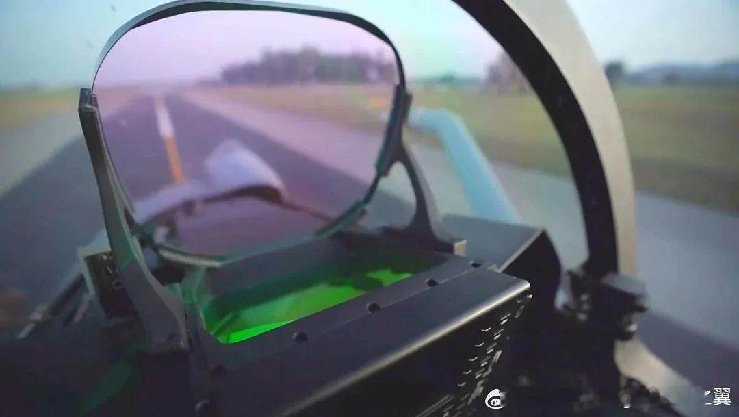 烽火问鼎计划 巴基斯坦米纳斯空军基地第15中队歼-10CE战斗机的衍射平显，采用