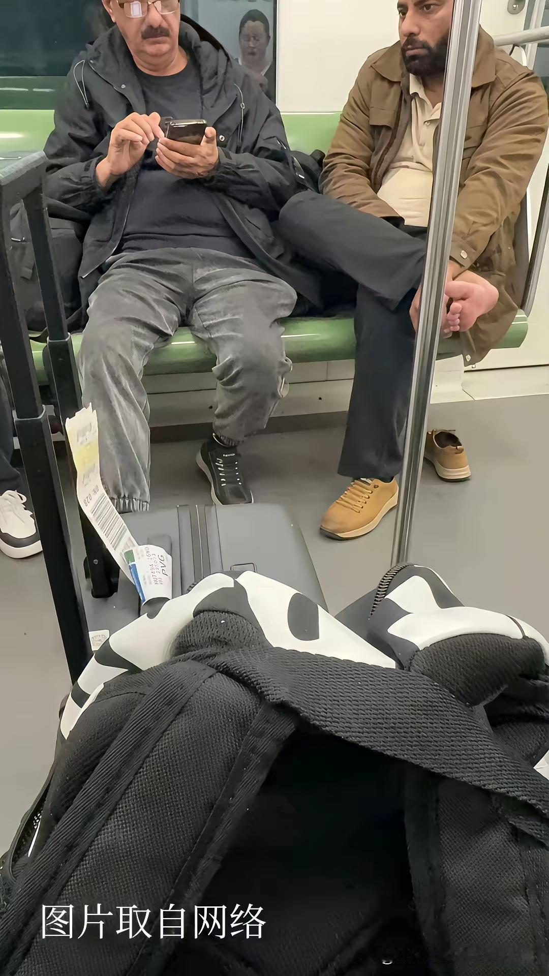 上海的地铁上，这种场景是越来越常见了！各位，作何感想啊？

印度人最大的特点就是