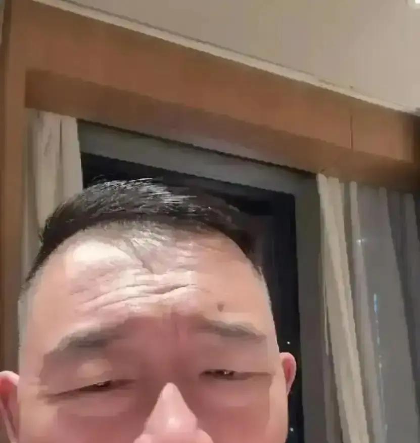 郑好直播间的那句“家规大于法律”，炸出了多少行业的潜规则。
他没点名，但模仿的语